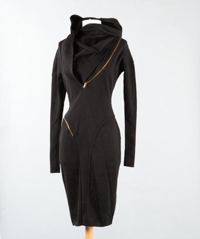 ALAÏA Robe zippée en maille de laine noire, important col cheminée boutonné, capuche...