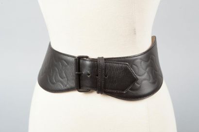 ALAÏA Large ceinture en cuir noir orné d'un motif mouvementé. Longueur : 70 cm. Très...