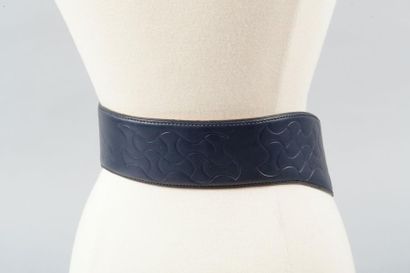 ALAÏA Large ceinture en cuir marine ornée d'un motif mouvementé. Longueur : 65 cm....