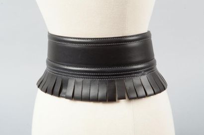 ALAÏA Large ceinture en cuir anthracite surpiquée à la couleur ornée de franges....
