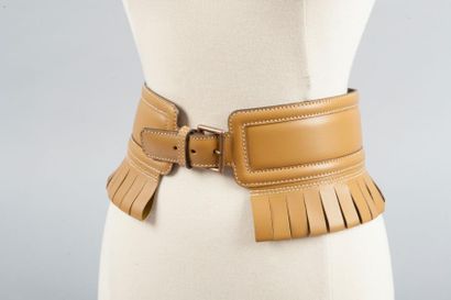 ALAÏA Large ceinture en cuir safran surpiquée à la couleur, ornée de franges. Taille...