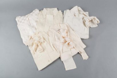 SAINT LAURENT Rive Gauche Lot de cinq blouses en soie façonnée ivoire.