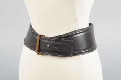 ALAÏA Large ceinture en cuir anthracite surpiquée. Taille 70 (légères traces)