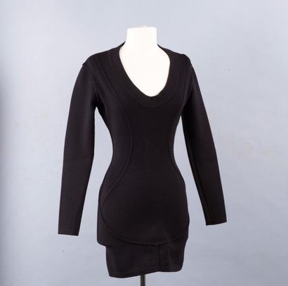 ALAÏA Mini robe en lainage noir, encolure ronde, manches longues, devant et dos ornés...