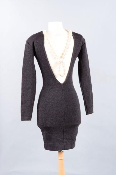 Angelo TARLAZZI Mini robe en jersey de laine gris chiné, encolure ronde sur dos nu...