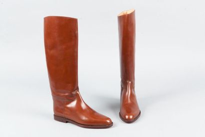 Stéphane KELIAN Paire de bottes cavalières en cuir marron, semelle en cuir. Taille...