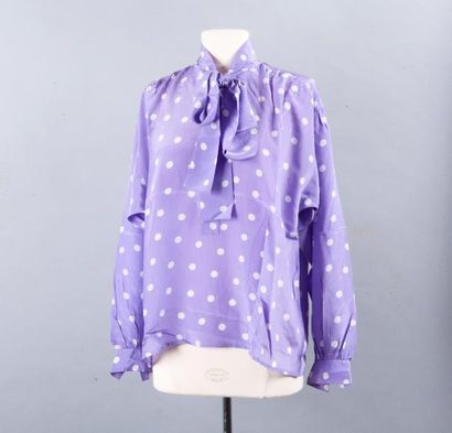 SAINT LAURENT Rive Gauche Lot de cinq blouses en soie imprimée à motif de pois diverses....