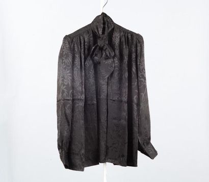 SAINT LAURENT Rive Gauche Lot de cinq blouses en soie façonnée noire, marine diverses....