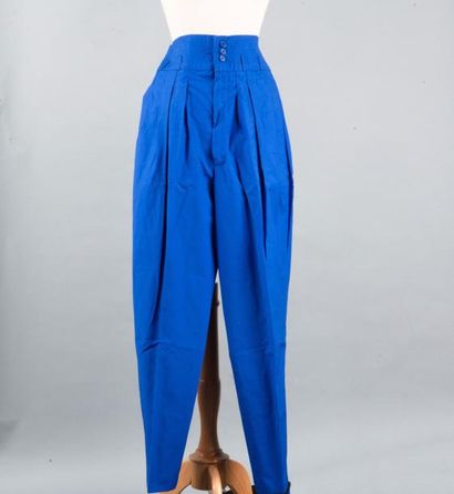 SAINT LAURENT Rive Gauche Lot de trois pantalons sarouels, dont un corail. T.36/...