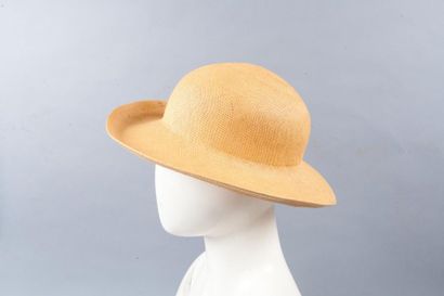Eileen CARSON, Anonyme Lot de deux chapeaux en paille, l'un naturel, l'autre lustré...