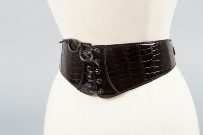 Gianfranco FERRE Lot de trois ceintures en cuir façon cuir exotique. Longueur : 70...