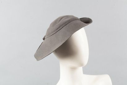 Jean BARTHET Lot de deux chapeaux en feutre, l'un marron, l'autre gris orné d'un...