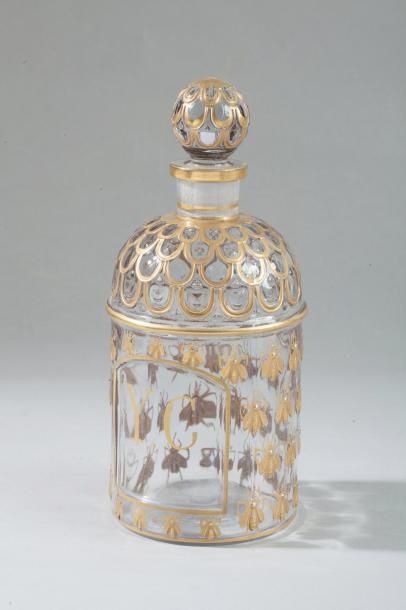 null GUERLAIN Flacon en verre modèle abeilles laquées or, bouchon émerisé. Monogrammé...