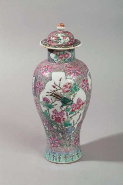 null Chine, XVIIIe siècle Vase balustre couvert en porcelaine et émaux de la famille...