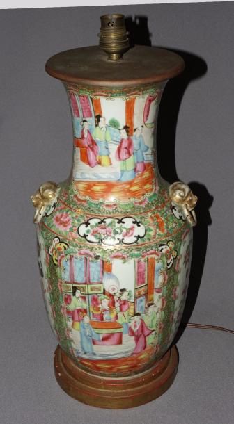 null CHINE Vase balustre en porcelaine à décor polychrome de fleurs, oiseaux et personnages....