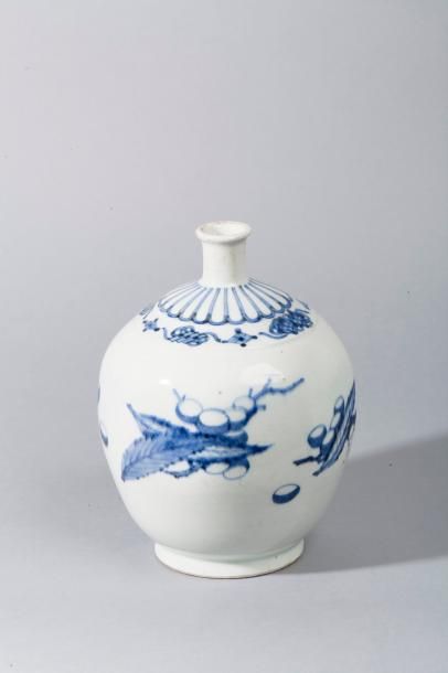 null JAPON Vase de forme ovoïde à décor de châtaignes et à l’épaulement d’instruments...