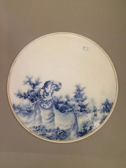 null Attribué à Wang BU Plaque ronde en porcelaine émaillé blanc bleu à décor d'un...