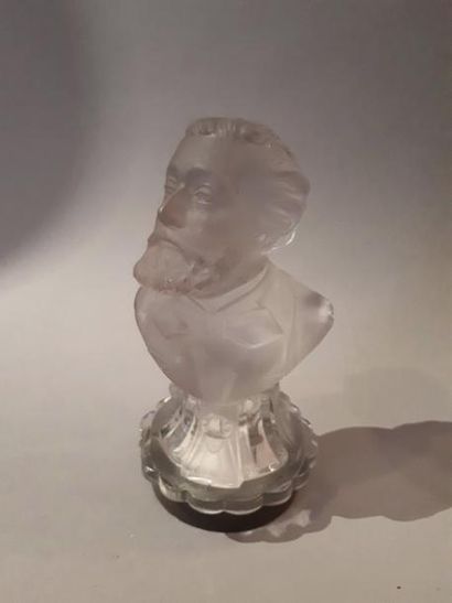 null 6 – Sujet en cristal représentant un portrait d’homme. Diam. : 6 cm. Haut. :...