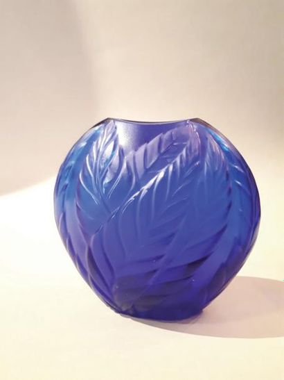 null 8 – Lalique France : Petit vase soliflore en cristal moulé bleu. Diam. : 14...