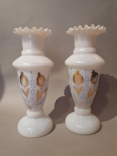 null 10 – Paire de vase en opaline blanche à décor de fleurs de pavot or. Diam :...
