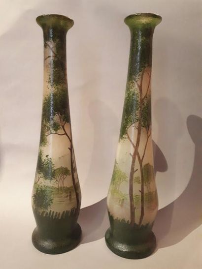 null 13 – Paire de vase soliflore en verre émaillé à décor d’arbre et cour d’eau....