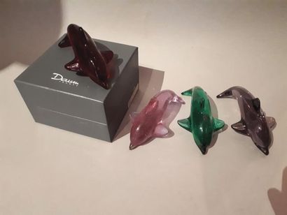 null 30 – Ensemble de quatre figurines en cristal représentant des dauphins. Signé...