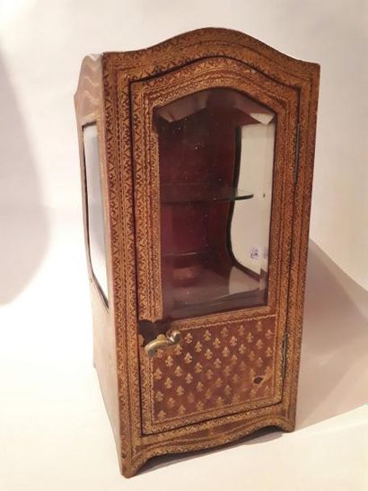 null 15 – Petite vitrine reprenant la forme d’une chaise à porteur en bois en maroquin...