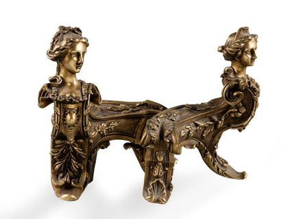 null PAIRE DE CHENETS en bronze doré à décor d'espagnolettes. Style Régence Haut:...