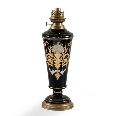 null Lampe à pétrole de forme balustre à décor feuillagé et fleuri or et argent sur...