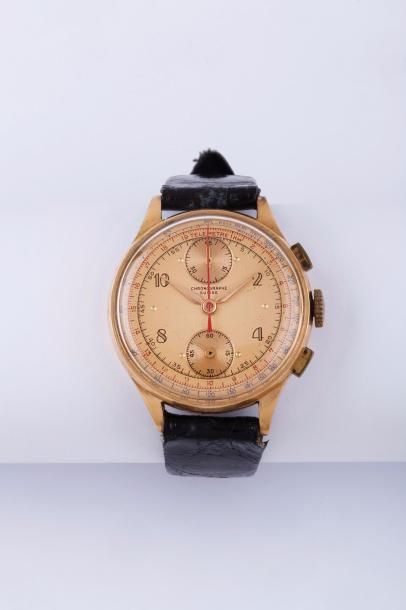 null CHRONOGRAPHE SUISSE vers 1950 Chronographe bracelet en or jaune. Boitier rond,...