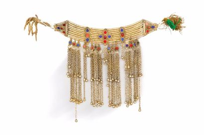 null Collier afghan, XXe siècle Neuf rangs de perles en métal argenté, appliqués...
