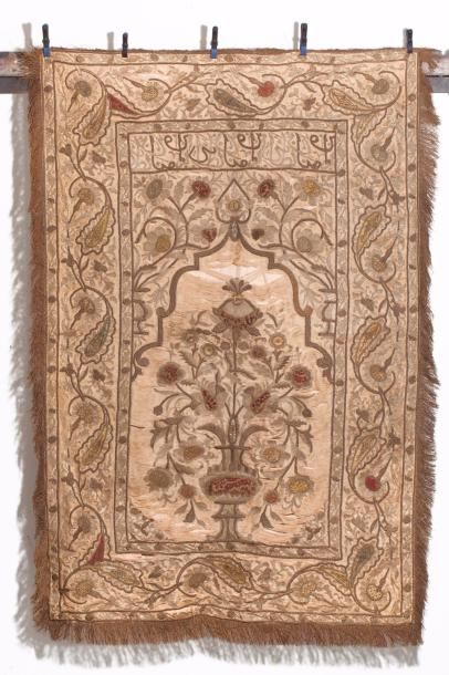 null Une broderie Ottomane, Empire Ottoman
An Ottoman embroidery with metallic threads...