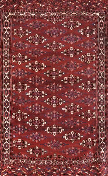 null Un Tapis Yomuth, Turkestan, Asie centrale An early 19th century Yomut main carpet,...