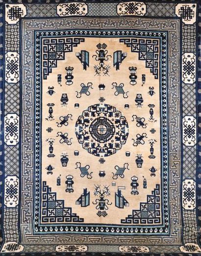 null Grand tapis ancien de Peking, Chine.
An antique Beijing main carpet, China
Grand...