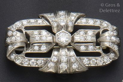 null Broche en platine et or gris ajourés entièrement sertie de diamants taillés...