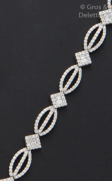 null Bracelet en or gris à maillons géométriques entièrement serti de diamants taillés...