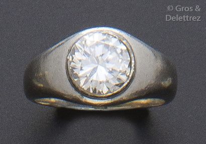 null Bague solitaire en platine ornée d'un diamant taillé en brillant.
Poids du diamant:...