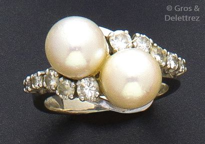 null Bague «Toi et Moi» en or gris ornée de deux perles de culture bordées de diamants...