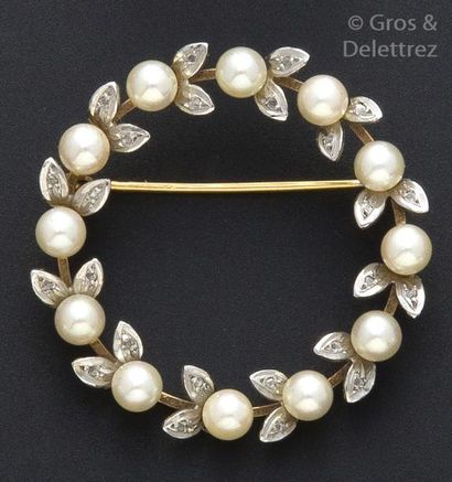 null Broche «Couronne» en or jaune ornée de perles alternées de diamants taillés...