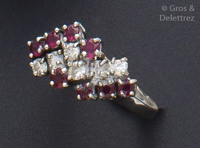 null Bague en or gris ornée de diamants taillés en brillant et de rubis.
Tour de...