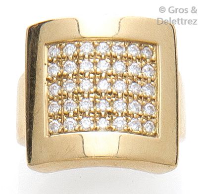 null Bague géométrique en or jaune ornée d'un pavage de diamants taillés en brillant.
Tour...