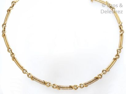 null Collier articulé en or jaune orné de diamants taillés en brillant.
Poids des...