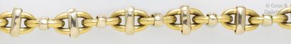 null Bracelet en or jaune de deux couleurs à maillons marine. P. 21,2g.