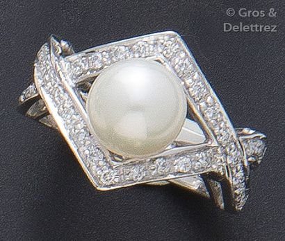 null Bague «croisée» en or gris ornée d'une perle de culture bordée de ligne de diamants...