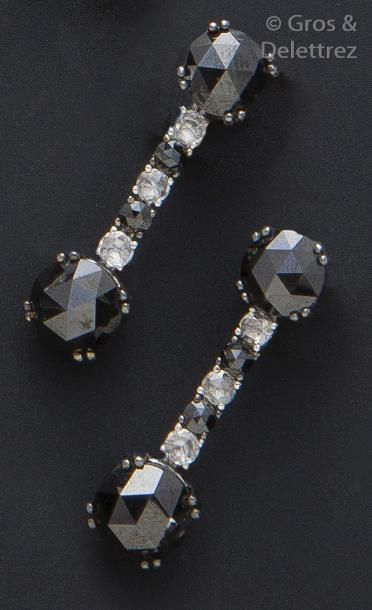 null Paire de pendants d'oreilles en or gris ornés de diamants noirs facettés alternés...