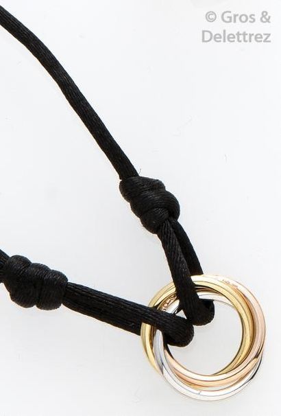 CARTIER «Trinity» - Bracelet de passementerie noir orné d'un motif trois anneaux...
