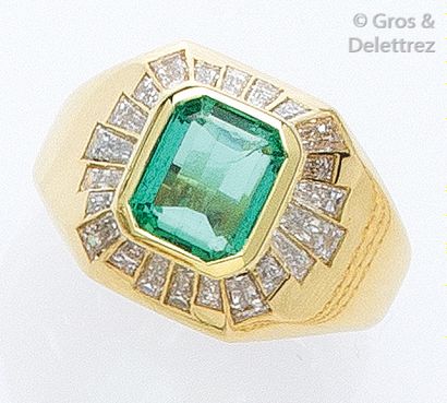 null Bague en or jaune ornée d'une émeraude rectangulaire dans un entourage de diamants...