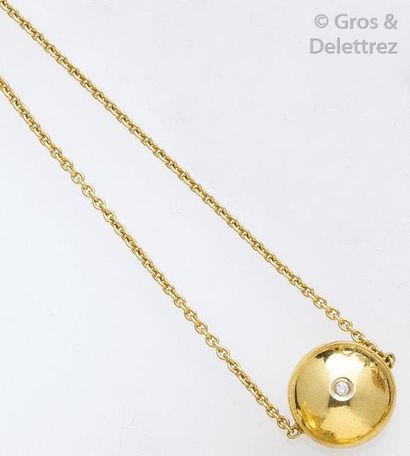 null Bracelet en or jaune orné d'un motif central rond serti d'un diamant taillé...