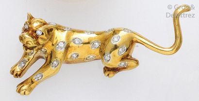 null Broche «Panthère» en or jaune ornée de vingt - deux diamants. P. 11g.