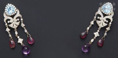 null Paire de pendants d'oreilles en or gris à décor géométrique sertis de diamants,...